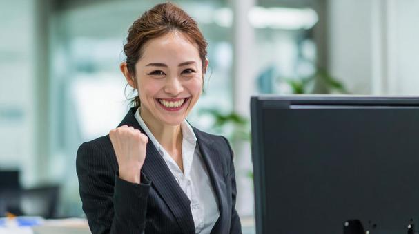 ガッツポーズのビジネスウーマン ガッツポーズのビジネスウーマンの写真