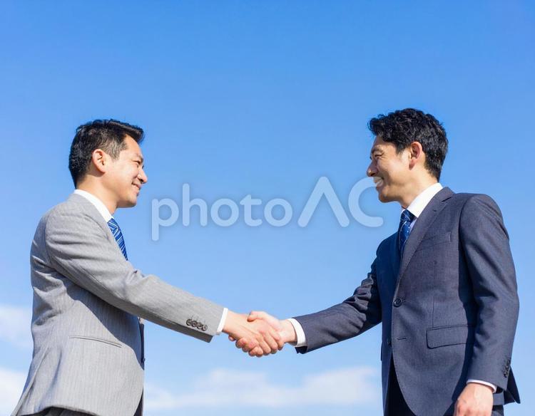 握手するビジネスマン男性二人 握手,契約,チームワークの写真素材