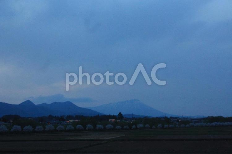 暮れ行く石鳥谷町と岩手山遠景 石鳥谷町,夜景,花巻市の写真素材