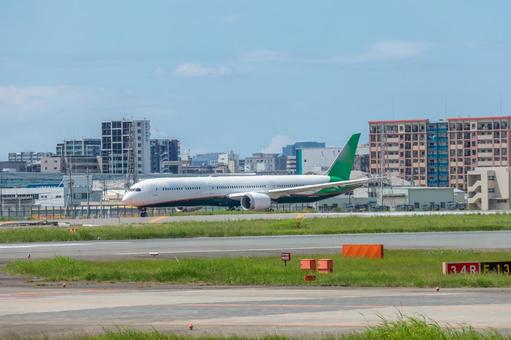 夏の昼の福岡空港の出発 夏の昼の福岡空港の出発の写真