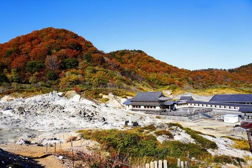 秋の温泉地と紅葉の山々 秋の温泉地と紅葉の山々 紅葉,秋,10月の写真素材