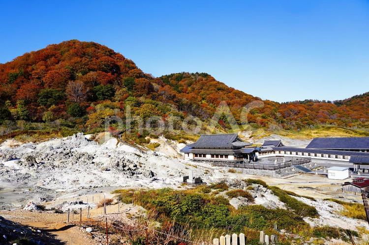秋の温泉地と紅葉の山々 紅葉,秋,10月の写真素材