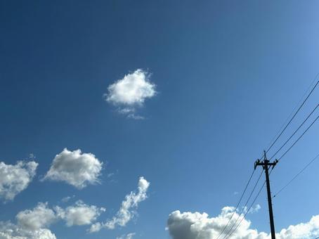電柱、晴れた空、雲 電柱、晴れた空、雲の写真
