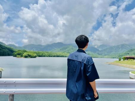 湖を眺める男性 後ろ姿 湖を眺める男性 後ろ姿 湖を眺める男性,後ろ姿,湖の写真素材