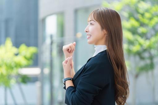 ガッツポーズをする女性・ビジネスウーマン 女性,ガッツポーズ,笑顔の写真素材