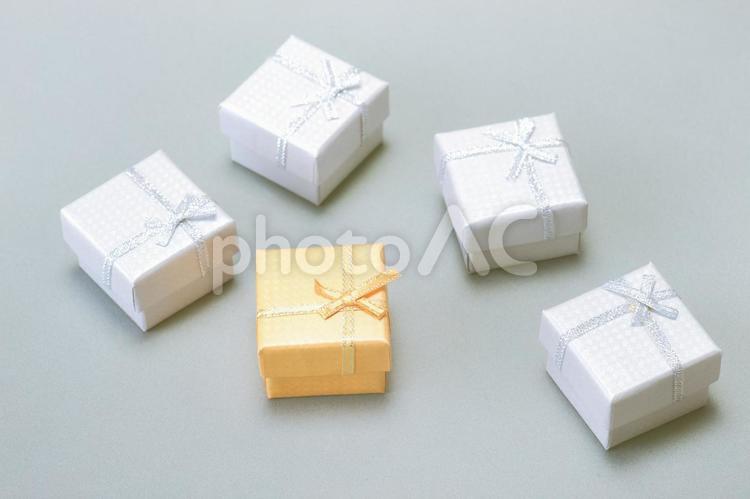 グレー背景の小さなギフトボックス お誕生日,イメージ,ギフトの写真素材