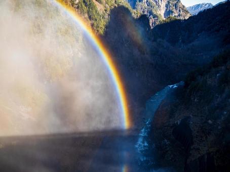 黒部ダムの観光放水による虹 黒部ダムの観光放水による虹の写真
