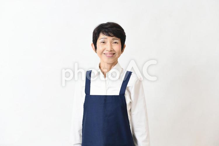 エプロン姿の中高年のアジア人女性 女性,中高年,エプロンの写真素材
