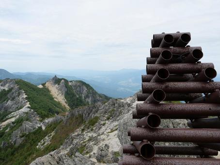 鳳凰三山の観音ヶ岳山頂 鳳凰三山,ドンドコ沢,地蔵ヶ岳の写真素材