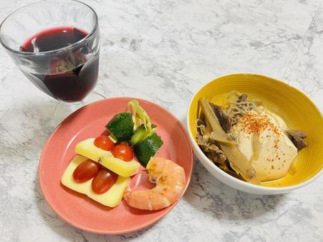 おつまみセット ワイン,チーズ,肉豆腐の写真素材