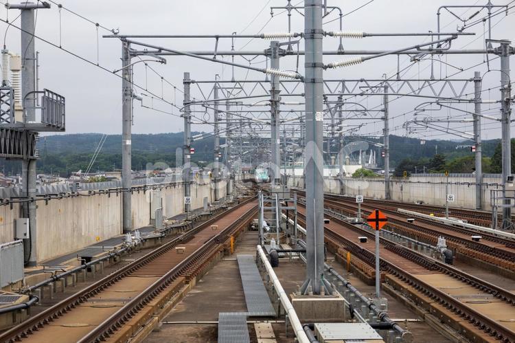 新青森駅に入線する東北新幹線と線路 鉄道,線路,ポイントの写真素材