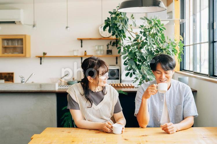 おしゃれ空間でコーヒーを飲む男女 夫婦,コーヒー,カップルの写真素材