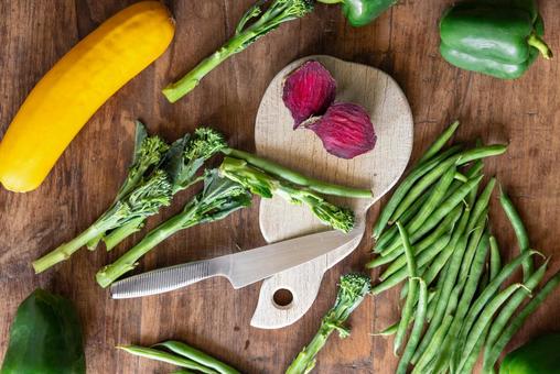 緑色の野菜やカットされたビーツ 緑色の野菜やカットされたビーツの写真