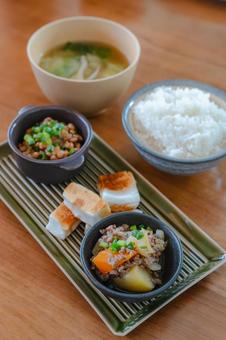 納豆と肉じゃがのごはんの朝食 納豆と肉じゃがのごはんの朝食 朝食,和食,納豆の写真素材