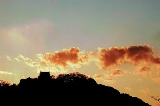 夕焼けと城 夕焼けと城の写真