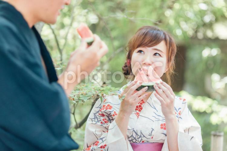 浴衣姿でスイカを食べる男女 スイカ,浴衣,夏の写真素材