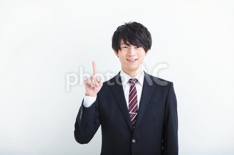 ハンドサインをするスーツの男性　 男性,ビジネス,スーツの写真素材