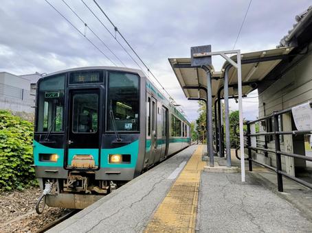 JR加古川線、新西脇駅に停車する125系 JR加古川線、新西脇駅に停車する125系 jr,jr西日本,加古川線の写真素材