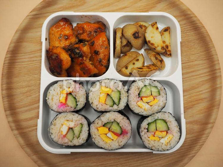手作り・太巻き弁当（油淋鶏＆ポテト入り） 太巻き,海苔巻き,弁当の写真素材