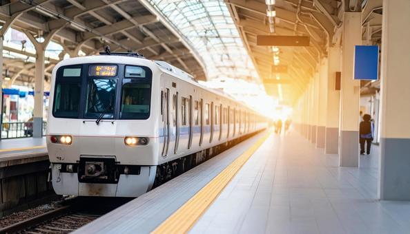 駅のホームに止まる電車 駅のホームに止まる電車の写真