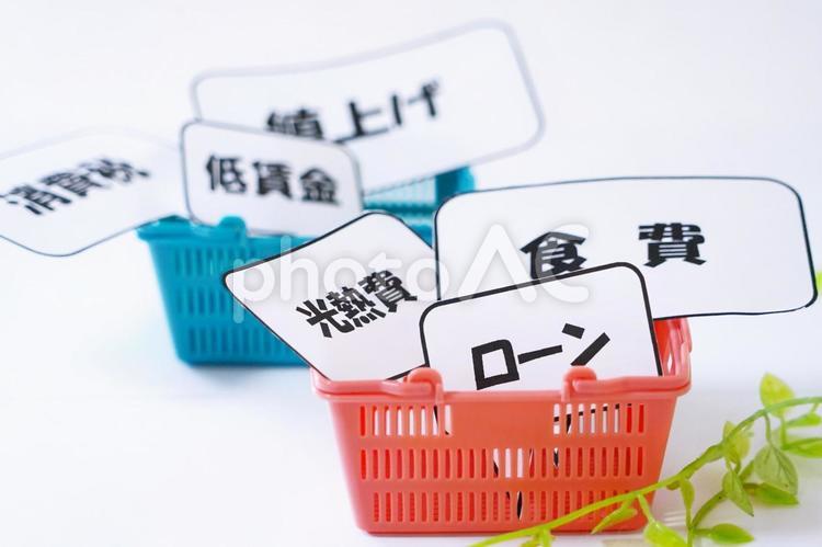 家計を圧迫 買い物かご,ピンク,食費の写真素材