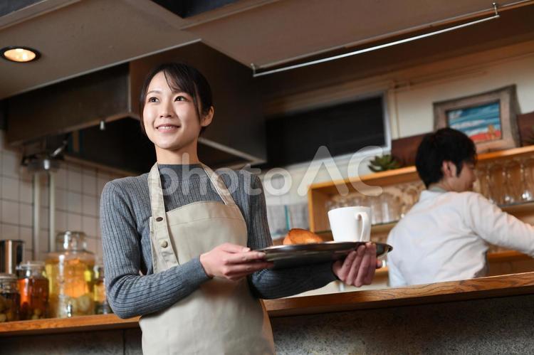飲食店で働くアジア人の若い女性の店員 女性,カフェ,アルバイトの写真素材