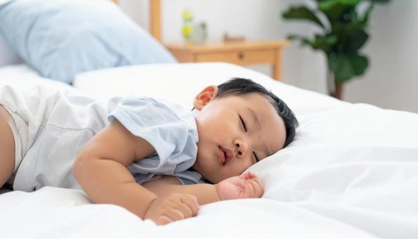 お昼寝する日本人の男の子の横顔 お昼寝する日本人の男の子の横顔の写真