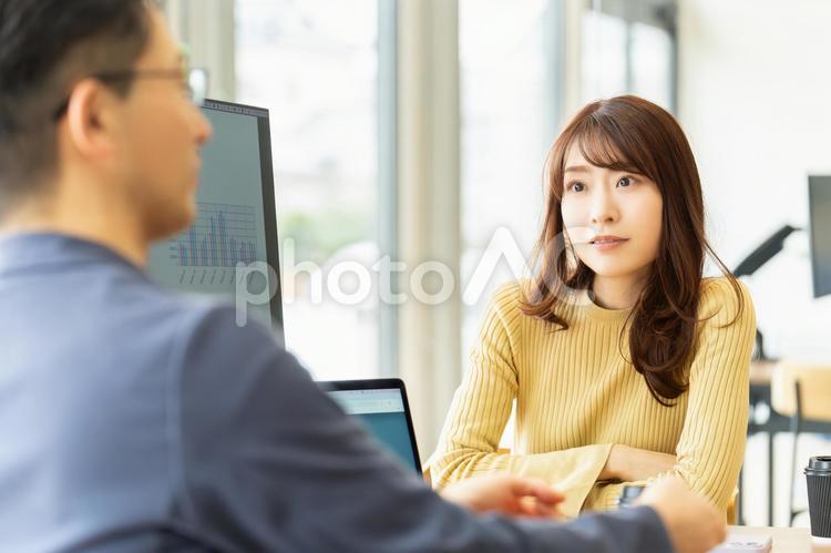 打ち合わせをする男女のビジネスマン 男性,女性,ビジネスの写真素材
