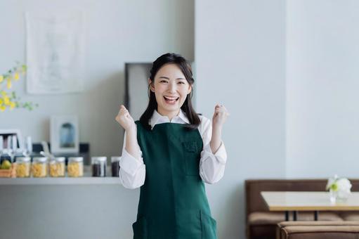 カフェで働く若い女性 カフェで働く若い女性 ガッツポーズ,飲食店,アルバイトの写真素材