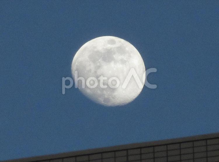 屋根からひょっこり現れる月 月,屋根,半月の写真素材