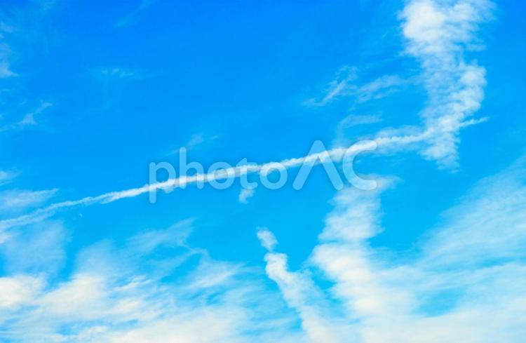 飛行機雲と爽やかな青空で背景用の素材 飛行機雲,パステルカラー,青空の写真素材