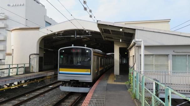 鶴見線 鶴見駅 205系とホーム 鶴見線 鶴見駅 205系とホームの写真