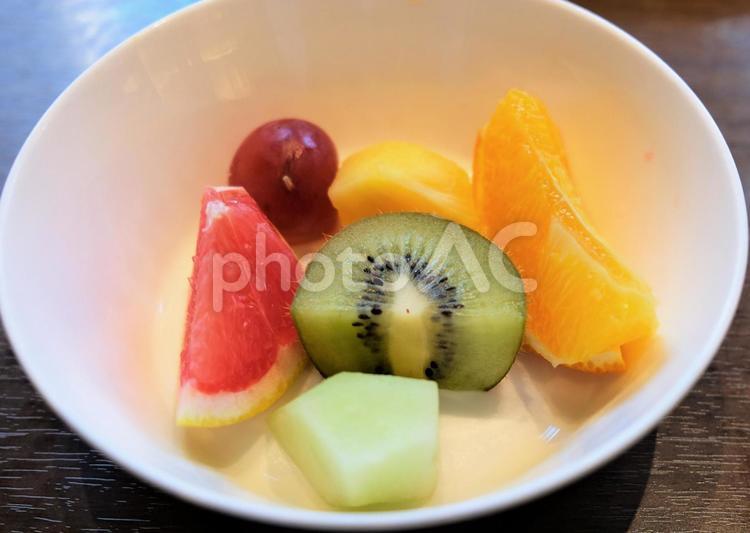コロナ対策用朝食ブッフェの小分けされた果物 コロナ対策,取り分け皿,小分けの写真素材