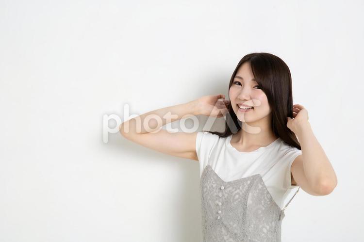 髪を束ねようとしている若い女性（コピースペース） 女,女性,女の子の写真素材