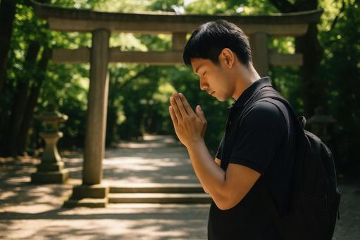 神社で手を合わせる人 神社で手を合わせる人の写真