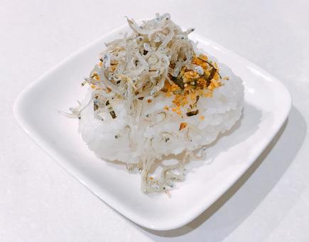 おにぎり おにぎり しらすおにぎり,おにぎり,おむすびの写真素材