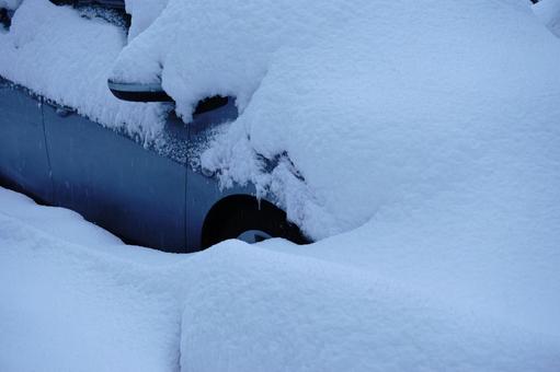 大雪で埋まった車 大雪で埋まった車の写真