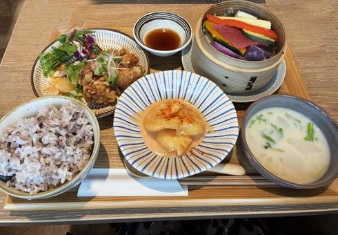 唐揚げランチ 唐揚げ,サラダ,五穀米の写真素材