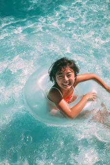 弾ける笑顔、真夏の水あそび 弾ける笑顔、真夏の水あそびの写真