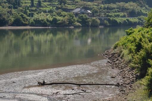渇水により地面が露出したダム湖風景 渇水,水不足,少雨の写真素材