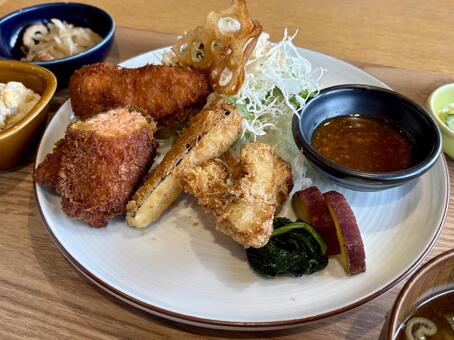 日替わりプレート 揚げ物,鮭,ナスの写真素材