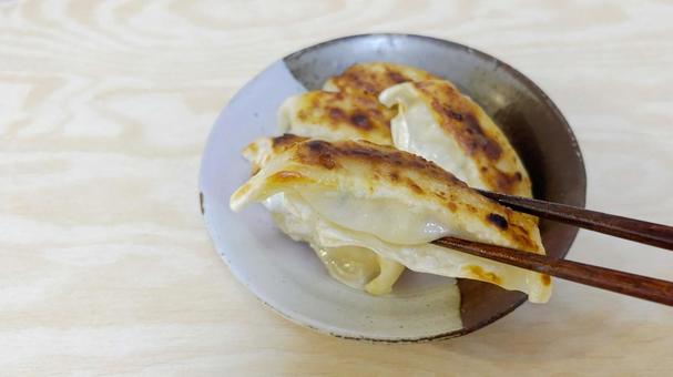 焼き餃子を食べる（左余白）の写真