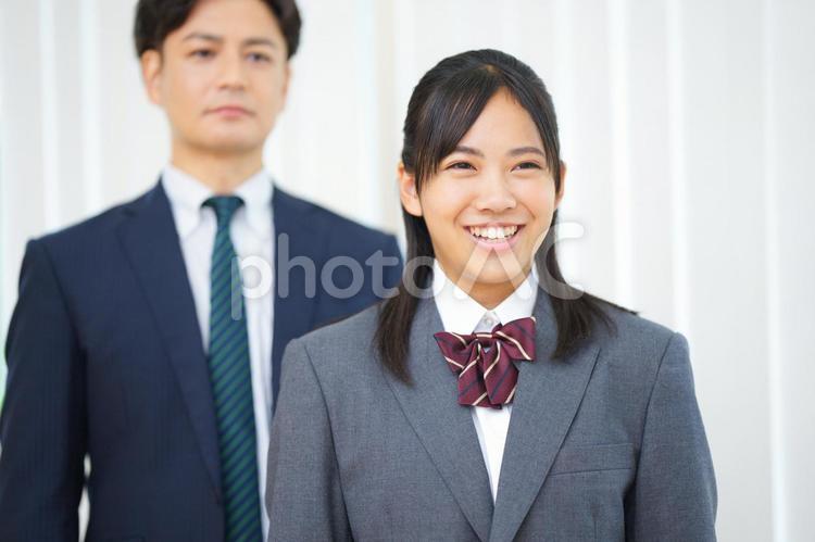 ブレザーの制服を着た女の子とお父さん 塾,人物,男性の写真素材