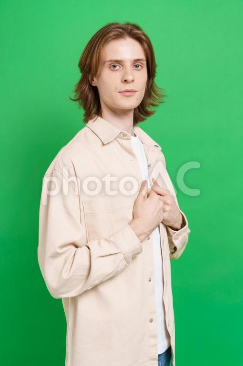シャツを掴みカメラ目線の男性 男性,ポーズ,シャツの写真素材