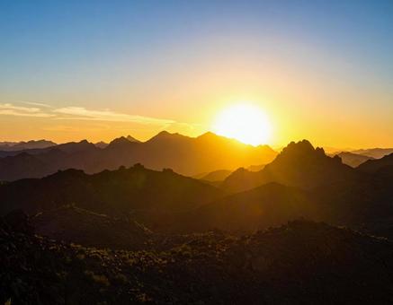山の稜線と朝日の光 山の稜線と朝日の光の写真