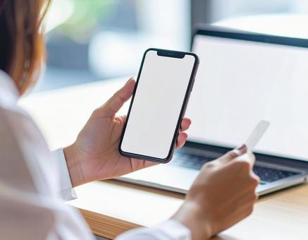 スマホを操作する スマホを操作するの写真