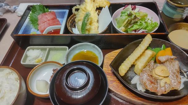 レストランの定食 レストランの定食 ステーキ,刺し身,夕食の写真素材