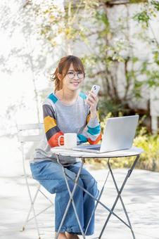 おうち時間を楽しむ女性 おうち時間を楽しむ女性の写真