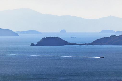 瀬戸内海に残る航跡の線 瀬戸内海に残る航跡の線の写真