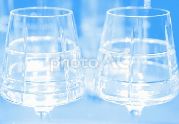 青い水のワイングラスのイメージ写真 グラス,青,水の写真素材
